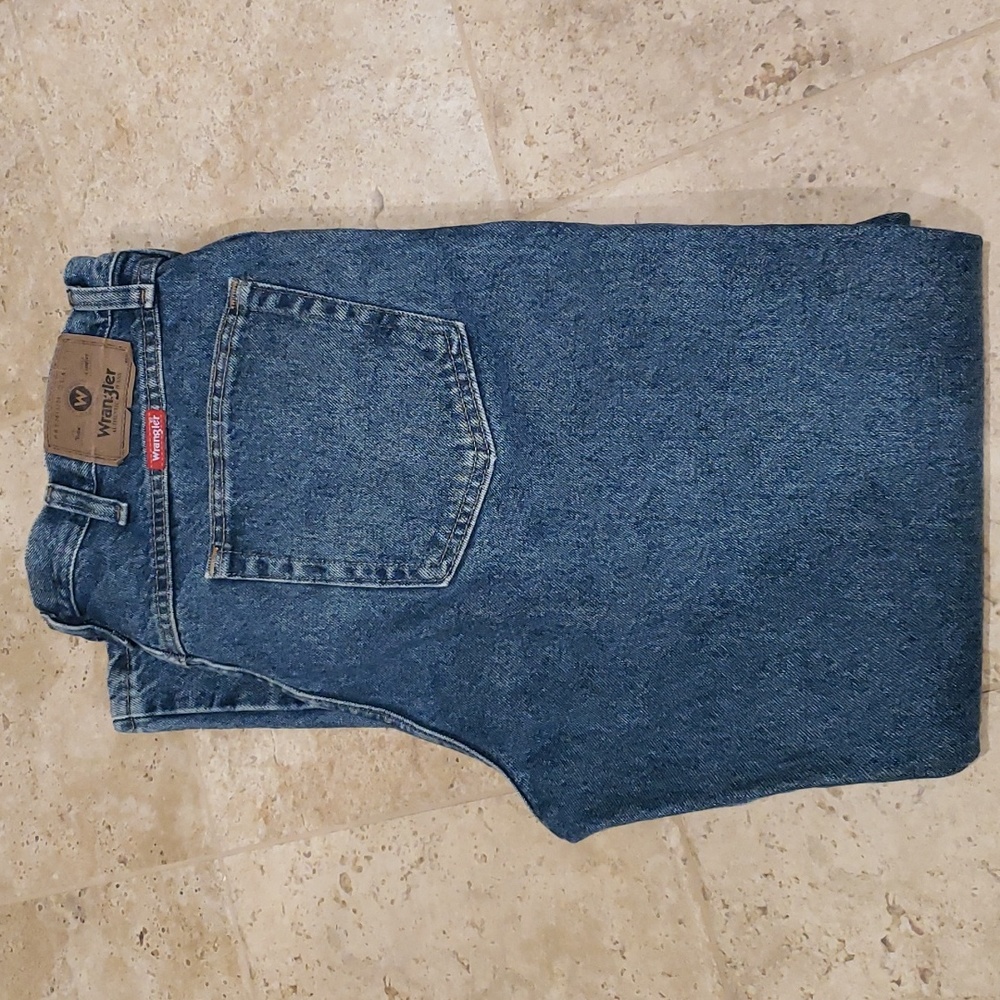 Mens Wrangler Jeans Size 36 x 30 Regular Fit.